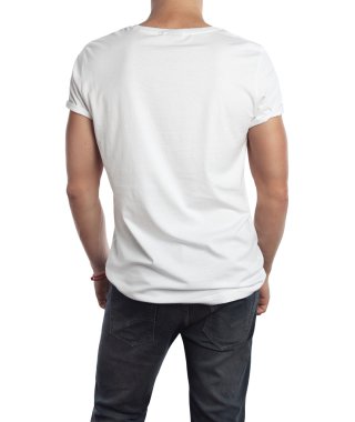 t-shirt giyen adam