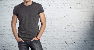 t-shirt giyen adam
