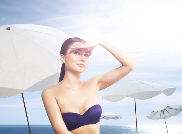 Mujer en la playa — Foto de Stock