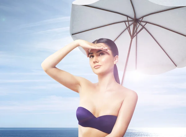 Mujer en la playa — Foto de Stock