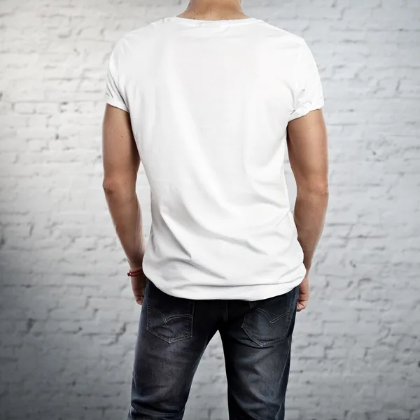 Homem vestindo t-shirt — Fotografia de Stock
