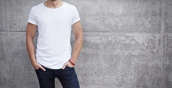 Homem vestindo t-shirt — Fotografia de Stock