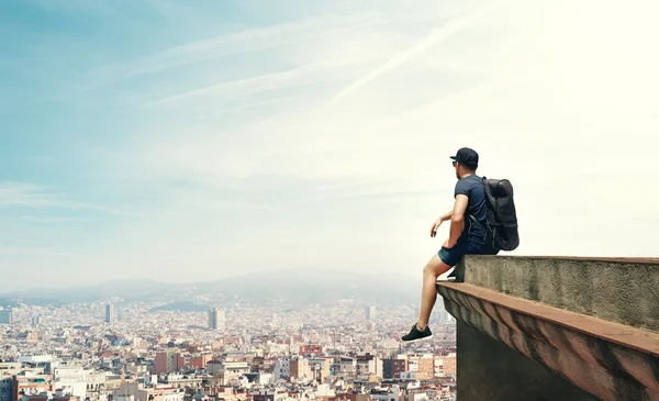 Hombre en el techo — Foto de Stock