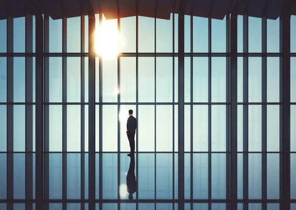 Empresário olhando para a janela — Fotografia de Stock