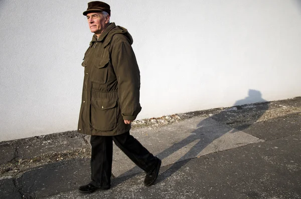 The walking old man — Stock Photo, Image