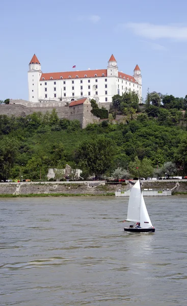 Donau under slottet i bratislava — Stockfoto