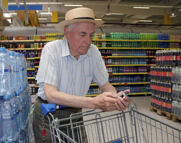 Shopping senior au supermarché — Photo