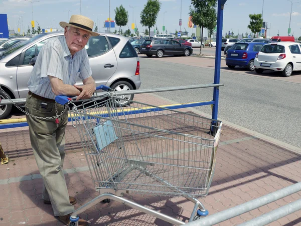 Senior with shopping cart — Stock Photo, Image