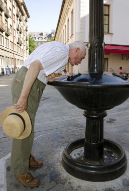 Kıdemli çeşmeden içmek