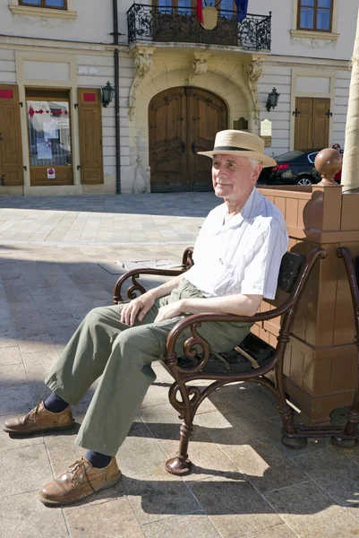 Senior to walk in sunny day — Stock Photo, Image