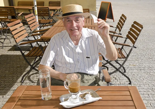 Senior i café — Stockfoto