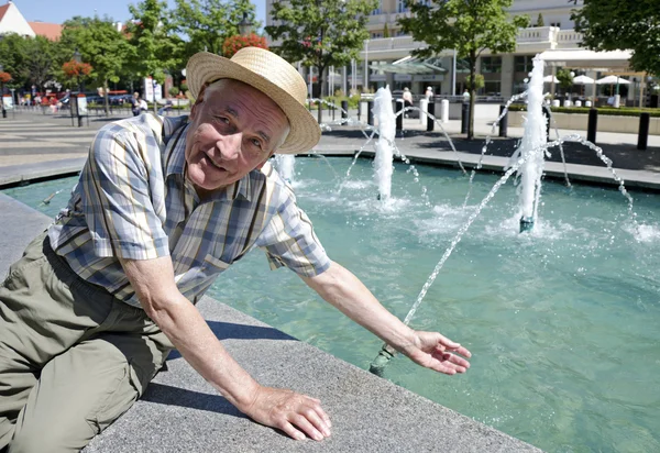 Senior vid fontänen — Stockfoto