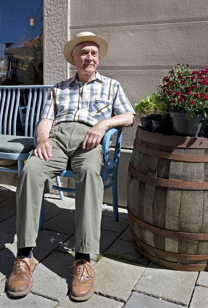 Senior sitzt auf der Bank — Stockfoto