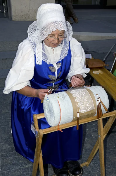 The demonstrations of bobbin lace maker — Stock Photo, Image