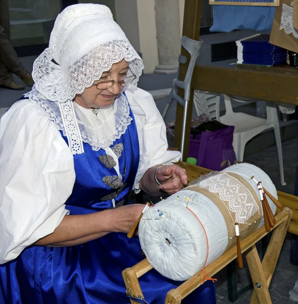 The demonstrations of bobbin lace maker — Stock Photo, Image