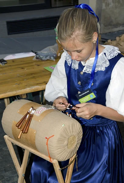 The demonstrations of bobbin lace maker — Stock Photo, Image