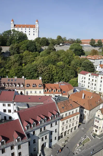 Zamek Bratysławski z ulicami starego miasta — Zdjęcie stockowe