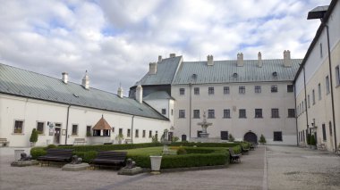 Kale cerveny kamen Slovakya avlusu