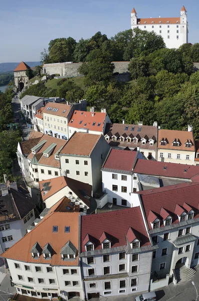 El castillo de Bratislava con calles del casco antiguo —  Fotos de Stock