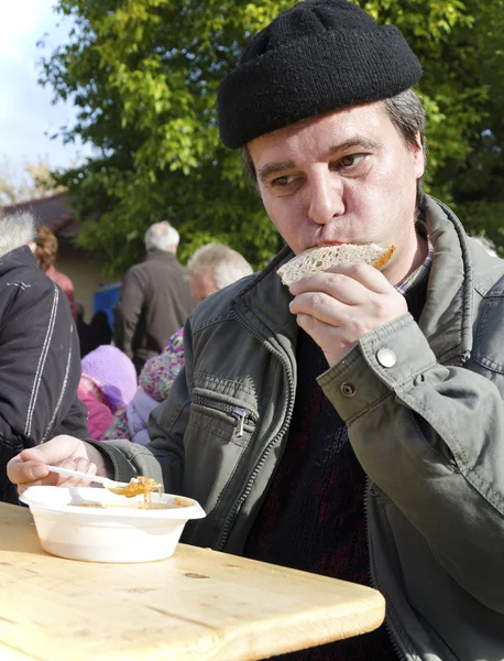 El hombre comiendo la sopa de col —  Fotos de Stock