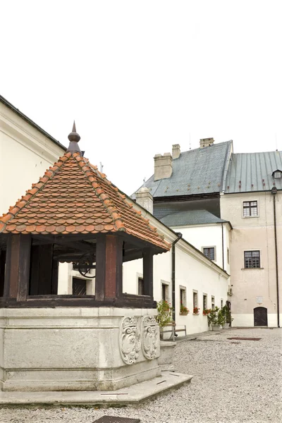 Nádvoří hradu červený kamen na Slovensku — Stock fotografie