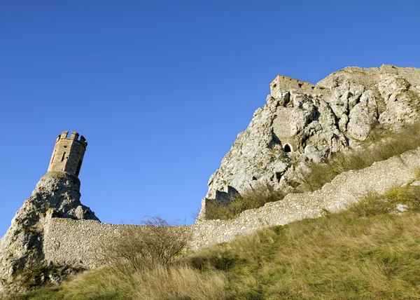 A torre de donzela e a parede leste do castelo de Devin — Fotografia de Stock