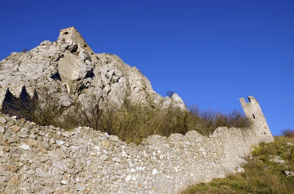 A rocha do sul e a parede leste do castelo de Devin — Fotografia de Stock