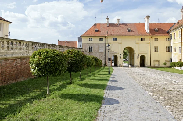 Valtice, la entrada en el complejo del castillo renacentista — Foto de Stock