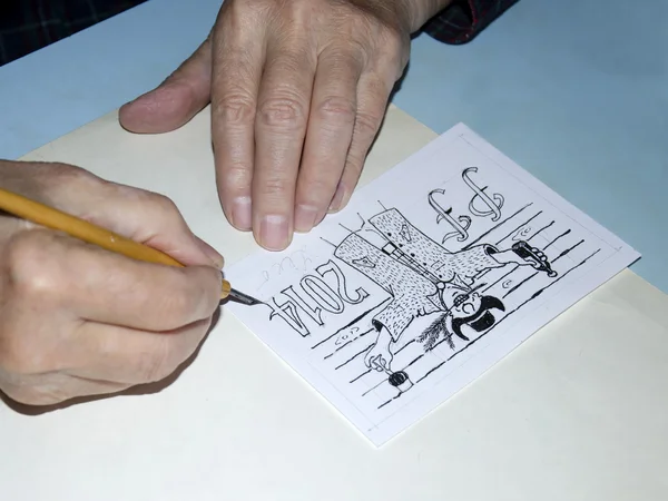 The old cartoonist hands drawing — Stock Photo, Image