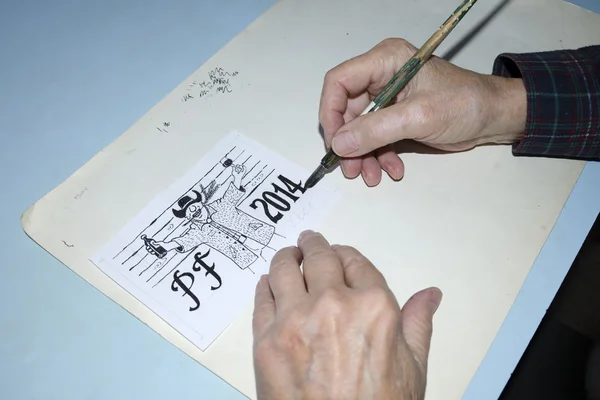 De oude cartoonist handen tekenen — Stockfoto