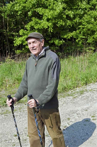Старший чоловік скандинавської ходьби — стокове фото