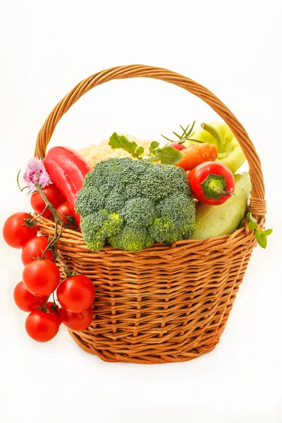 Légumes frais dans le panier — Photo