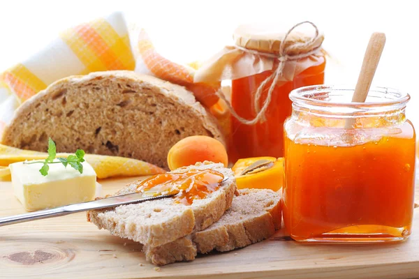 Abrikozenjam en brood — Stockfoto