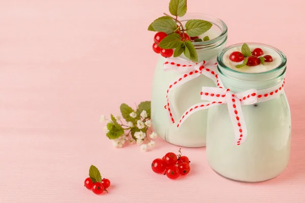 Красная смородина йогурт с мятой — стоковое фото