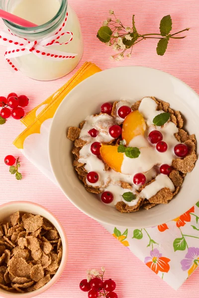 Yogurt with wholegrain muesli and fruits — Stock Photo, Image
