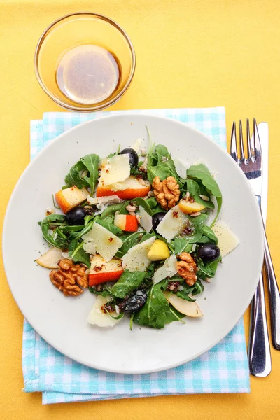 Салат с фруктами и овощами — стоковое фото
