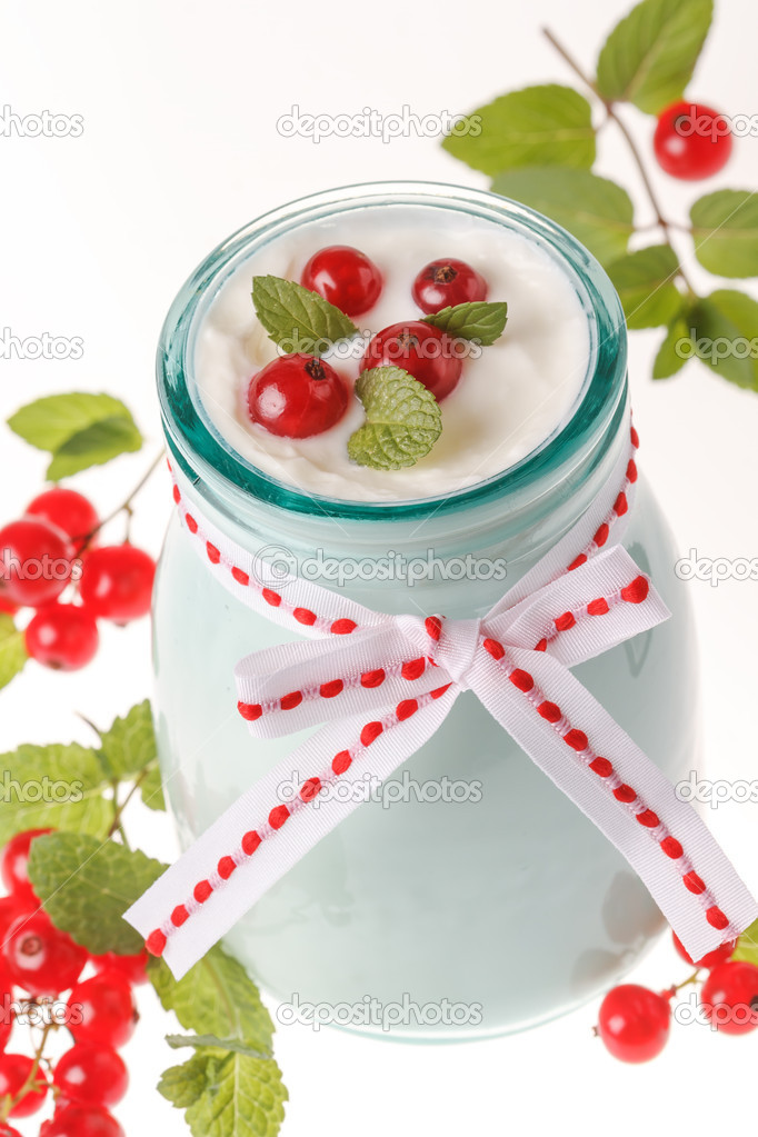 Redcurrant yoghurt with peppermint