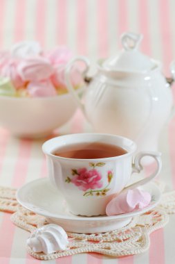 çay ve kremalı kurabiye