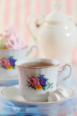 çay ve kremalı kurabiye