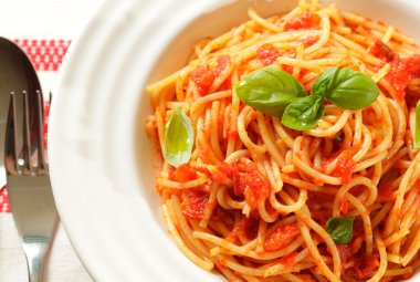 Domates soslu ve fesleğenli spagetti