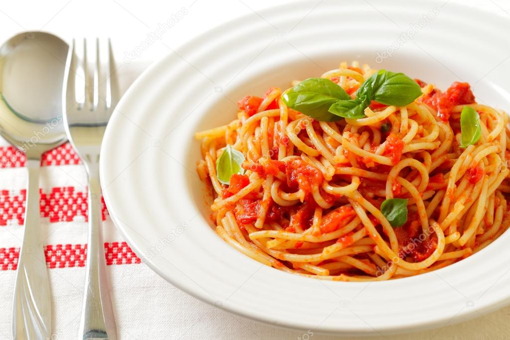 Spaghetti with tomato sauce and basil