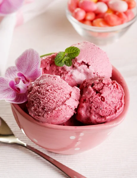 いちごのアイスクリームの美味しいボウル — ストック写真