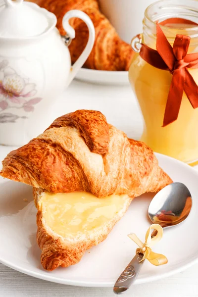 Croissant with lemon curd — Stock Photo, Image