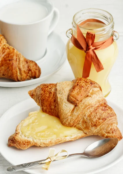 Croissant with lemon curd — Stock Photo, Image
