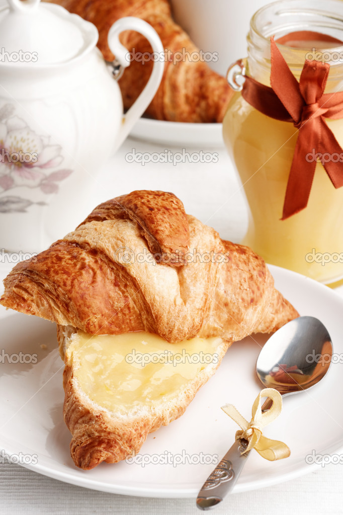 Croissant with lemon curd