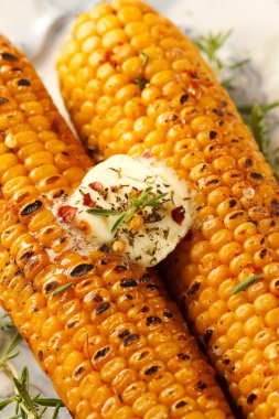 Koçanda kızarmış mısır.