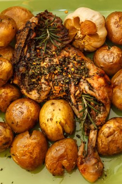 tavuk budu kavrulmuş patates ile