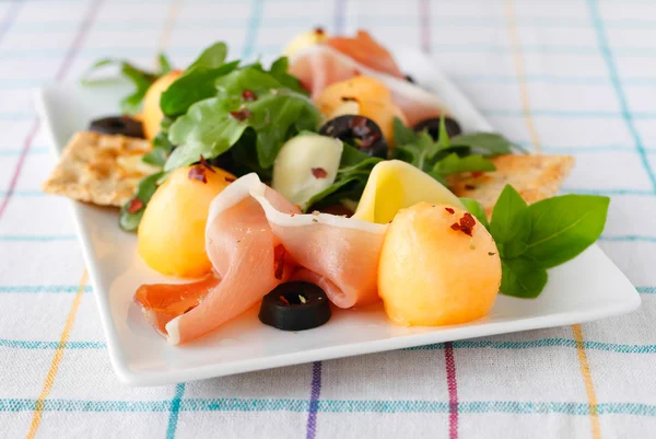 Melão e salada de presunto — Fotografia de Stock