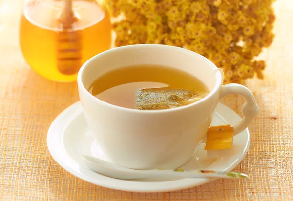 Chá de ervas medicinais em copo branco — Fotografia de Stock