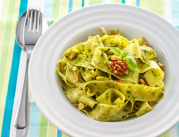 Tagliatelle macarrão com pesto — Fotografia de Stock